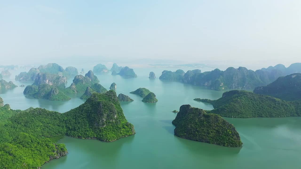 全景的绿色喀斯特峰在下龙和兰下湾朝吉霸，亚洲，越南北部朝海防，兰下在夏天的一个阳光明媚的日子。