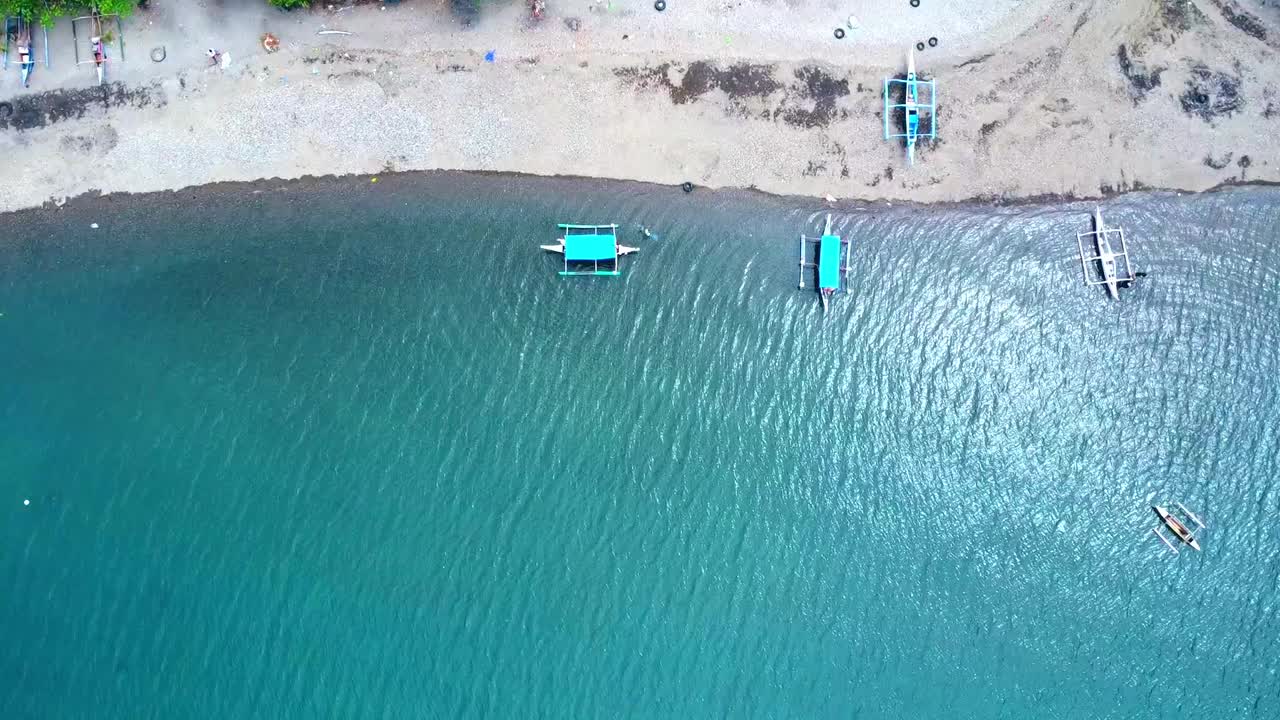 小渔船离海岸鸟瞰图