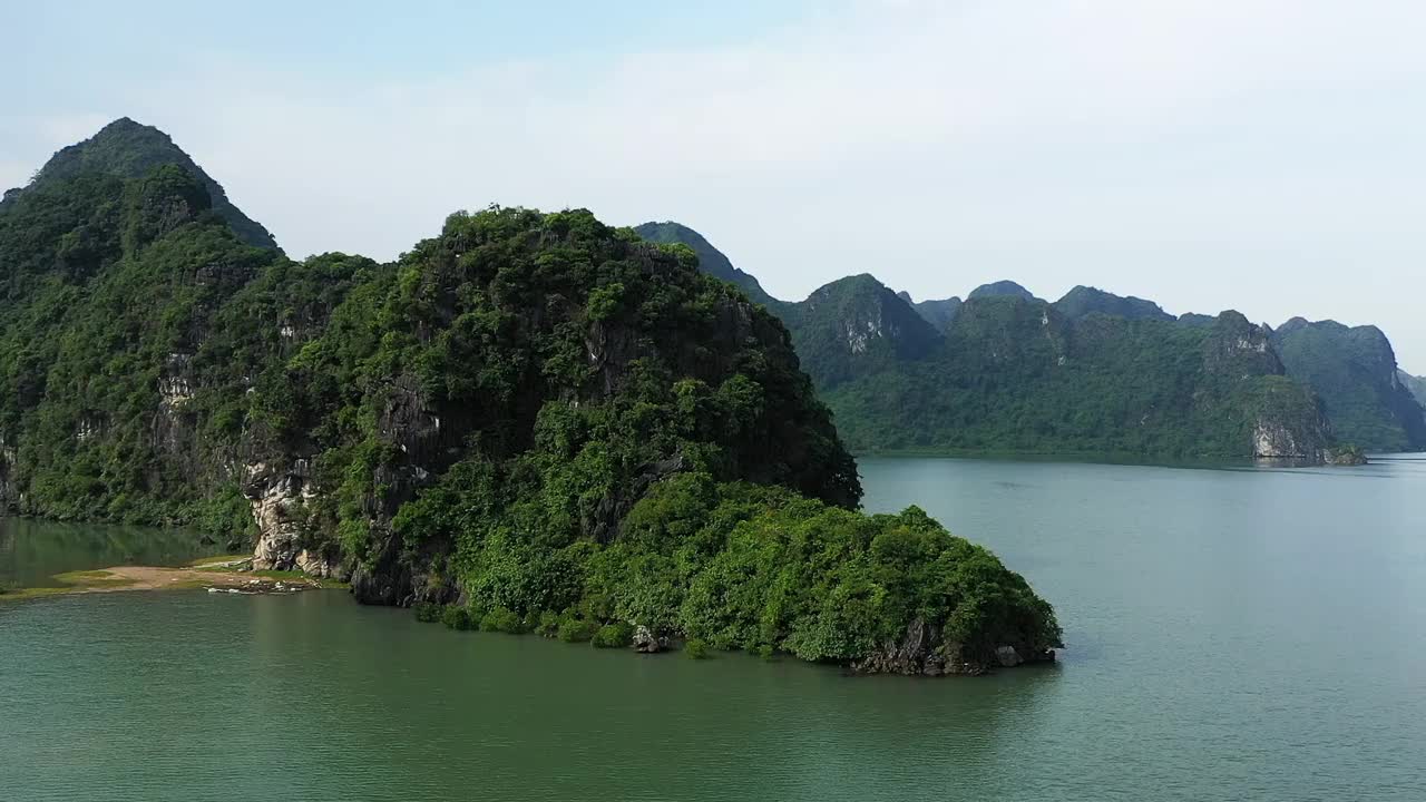 绿色喀斯特悬崖的下龙和兰下湾朝吉巴，亚洲，越南北部朝海防，兰下在夏天阳光明媚的一天。