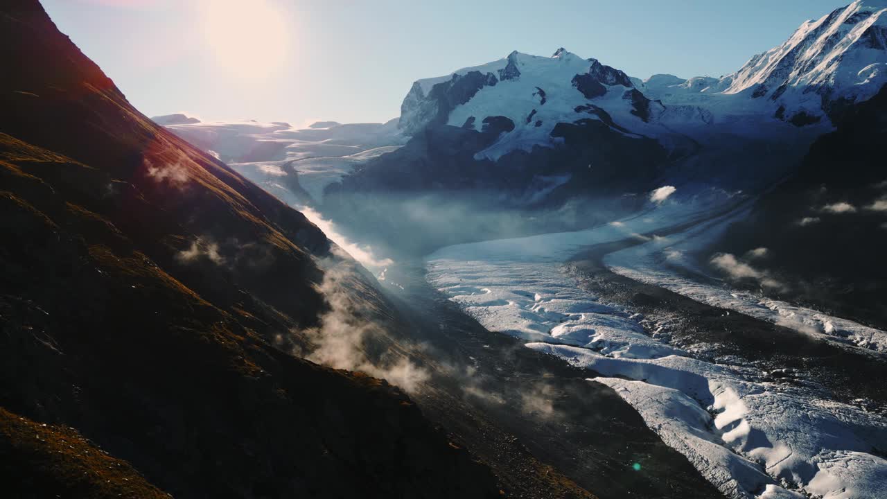 令人惊叹的阳光明媚的山地冰川景观，山谷中弥漫着薄雾。