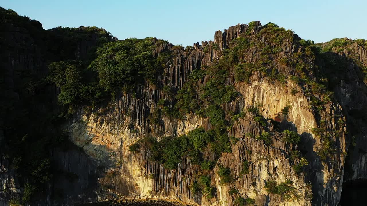 绿色喀斯特悬崖下龙湾，亚洲，越南北部朝海防在夏天的一个阳光明媚的日子。