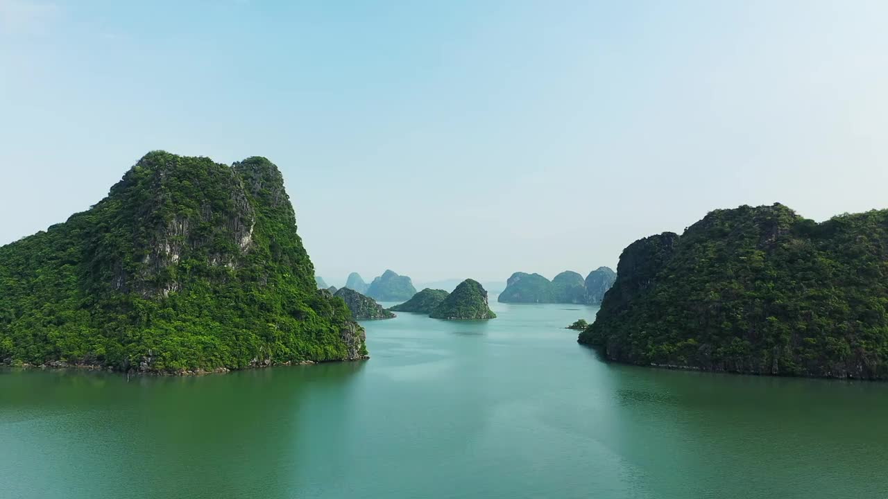 喀斯特悬崖的下龙和兰哈湾朝吉巴，亚洲，北越南朝海防，兰哈在夏天阳光明媚的一天。