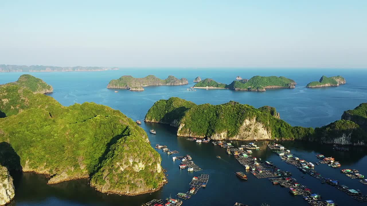 漂浮的村庄在喀斯特峰在下龙湾，亚洲，越南北部，朝向海防，兰河在一个阳光明媚的夏天。