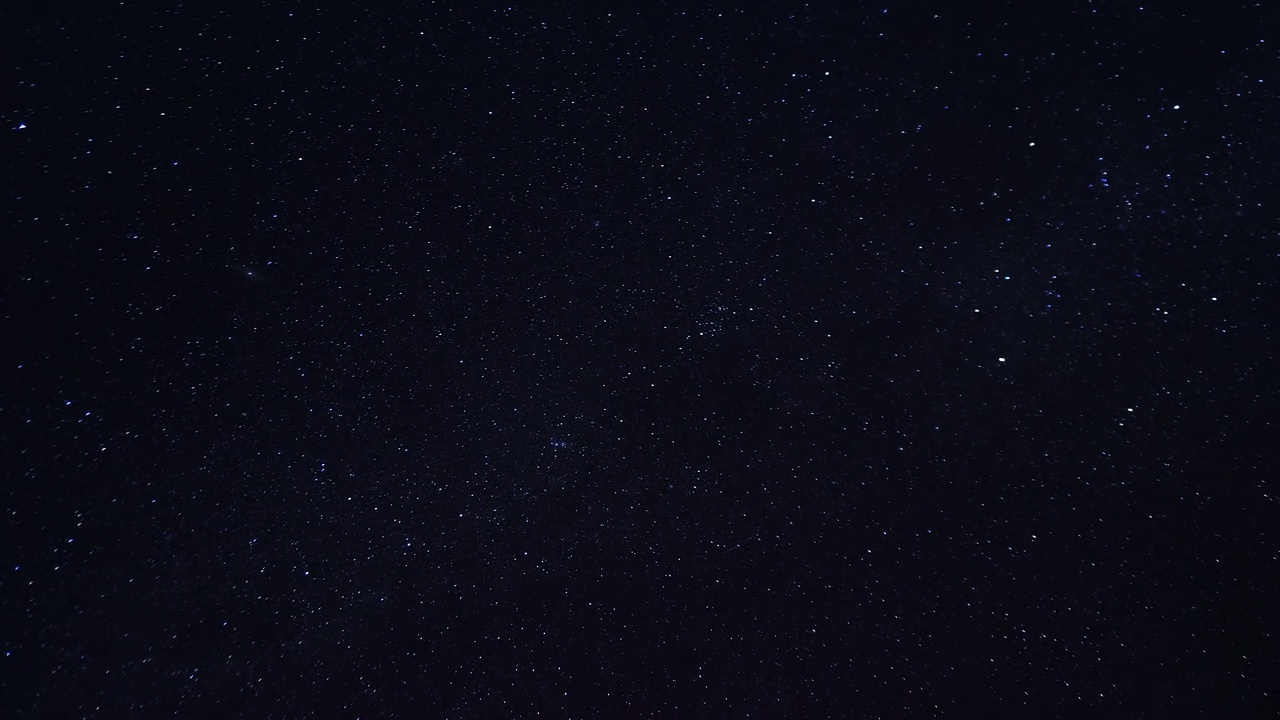 夜空中银河的星迹延时