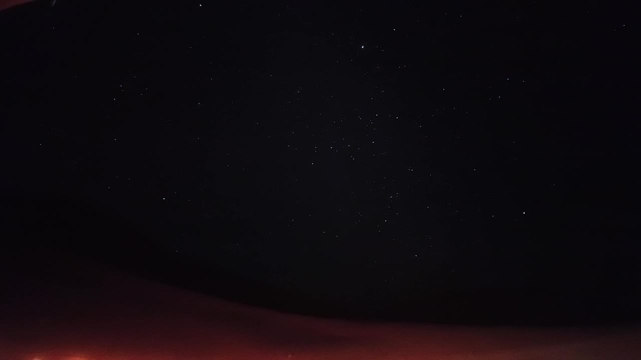 夜空中银河的星迹延时