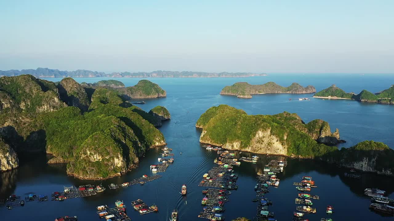 下龙湾的漂浮村庄位于喀斯特山峰之间，亚洲，越南北部，朝向兰河海防，在一个阳光明媚的夏天。