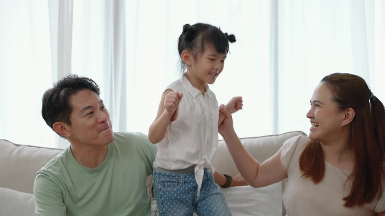 一个亚洲家庭在房子里互相开玩笑的关系。