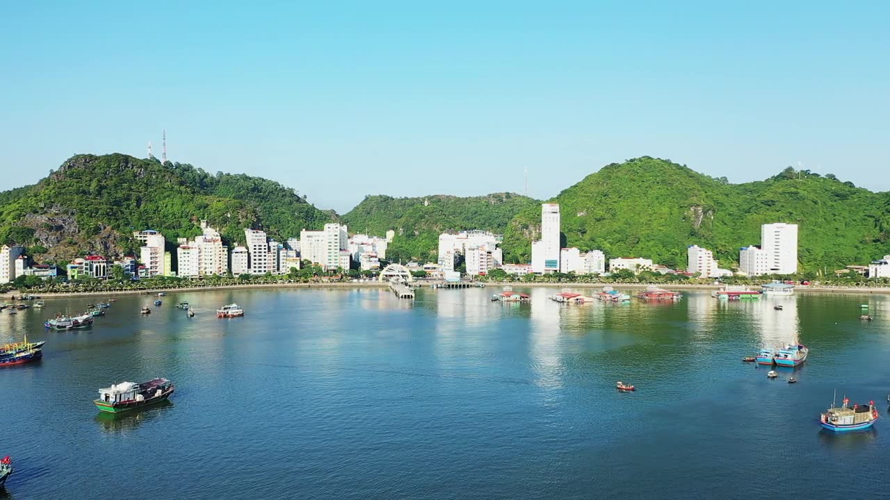 详情图-吉巴镇位于下龙湾和兰下，亚洲，越南北部朝海防方向，兰下在夏天阳光明媚的一天。