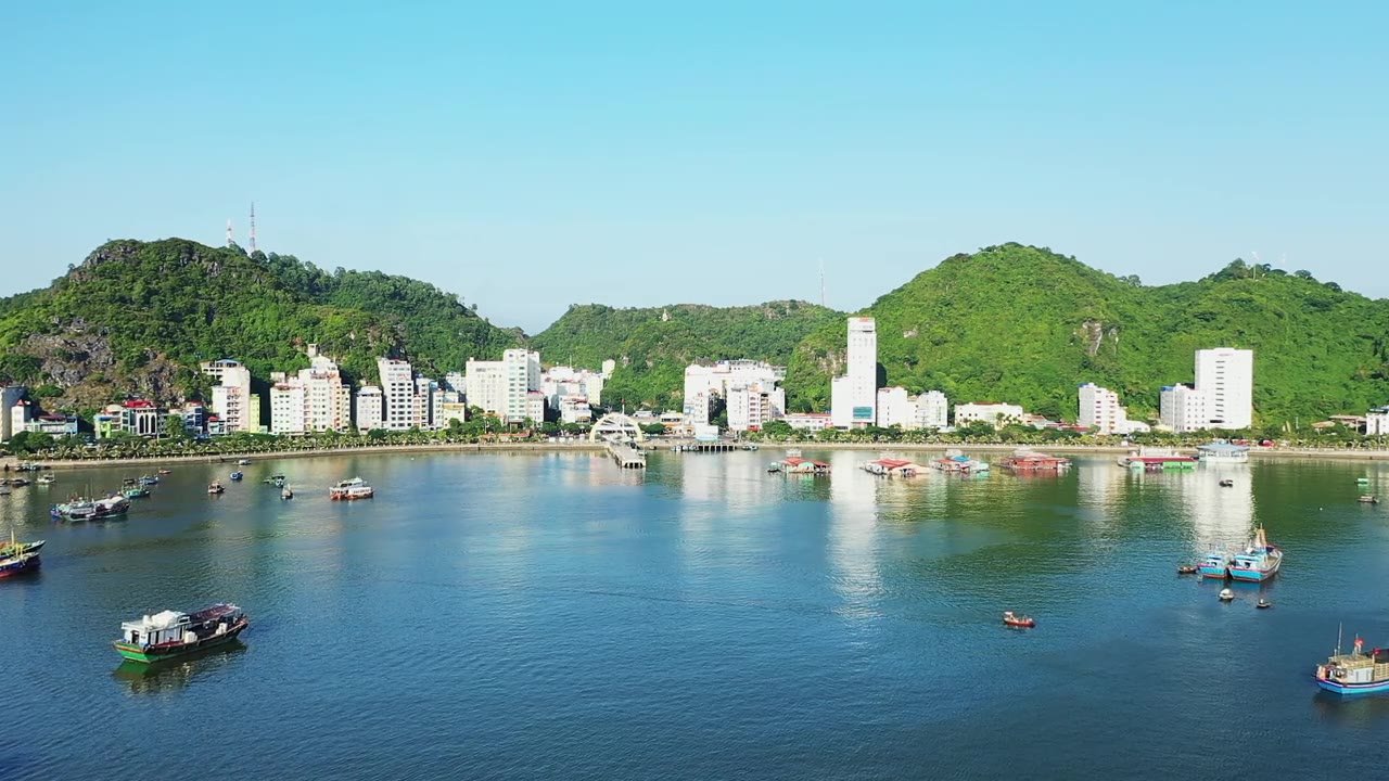 详情图-吉巴镇位于下龙湾和兰下，亚洲，越南北部朝海防方向，兰下在夏天阳光明媚的一天。