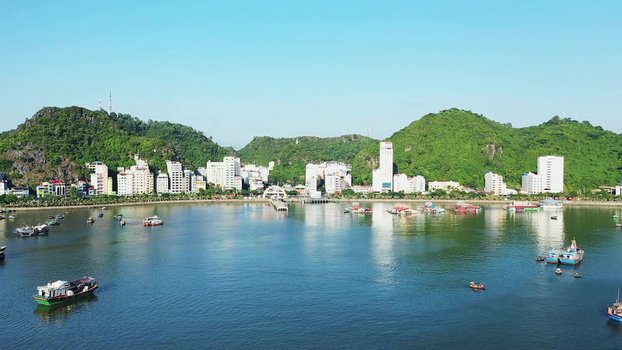 详情图-吉巴镇位于下龙湾和兰下，亚洲，越南北部朝海防方向，兰下在夏天阳光明媚的一天。