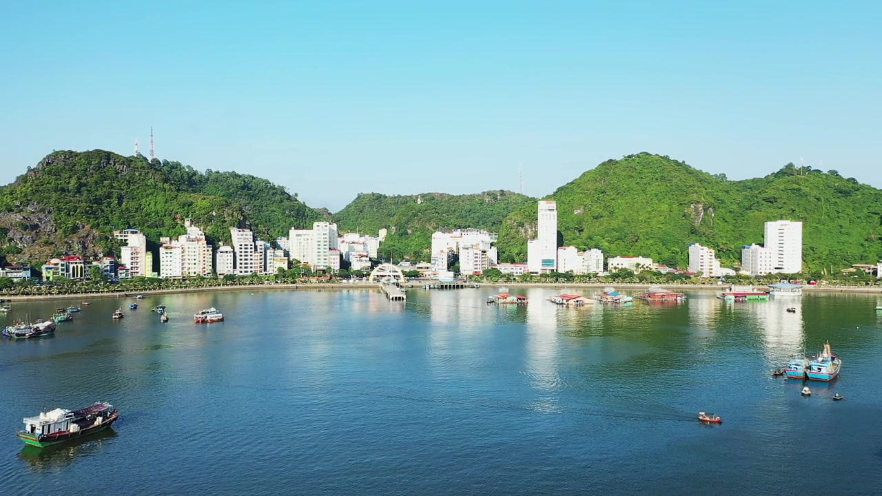 详情图-吉巴镇位于下龙湾和兰下，亚洲，越南北部朝海防方向，兰下在夏天阳光明媚的一天。