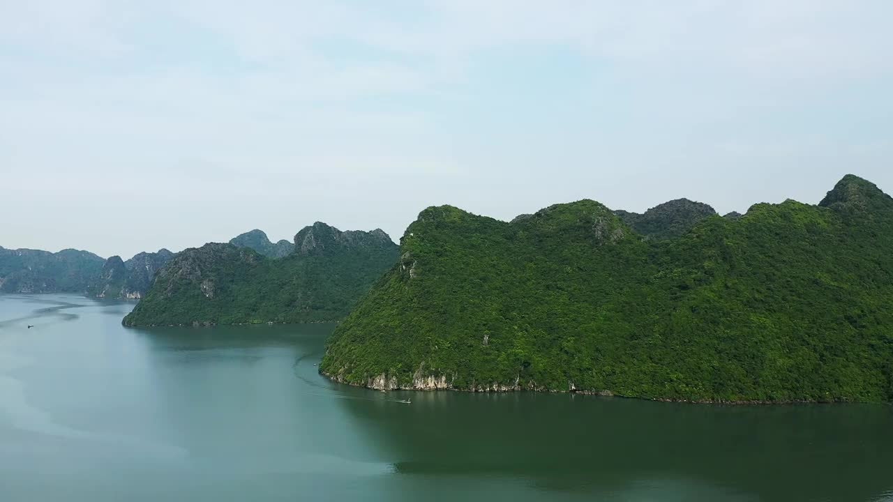 喀斯特悬崖的下龙湾和兰下在中国的海朝吉巴，亚洲，北越南朝海防，兰下在夏天阳光明媚的一天。