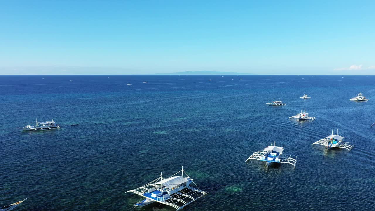 海岸的岛屿和它的天堂海滩，亚洲，菲律宾，保和岛，邦老，在夏天的一个阳光明媚的日子。