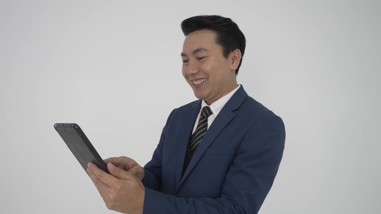 白领在白色背景下表现出积极的情绪。
