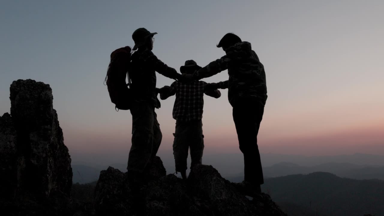 詳情圖-登山隊(duì)成功登頂?shù)募粲啊ｎI(lǐng)導(dǎo)理念，團(tuán)隊(duì)合作。