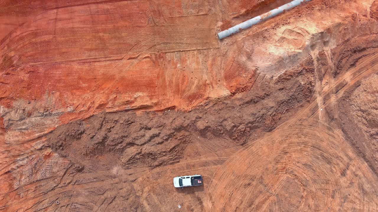 为了准备建设住宅小区，挖掘机、拖拉机正在连根拔起树木