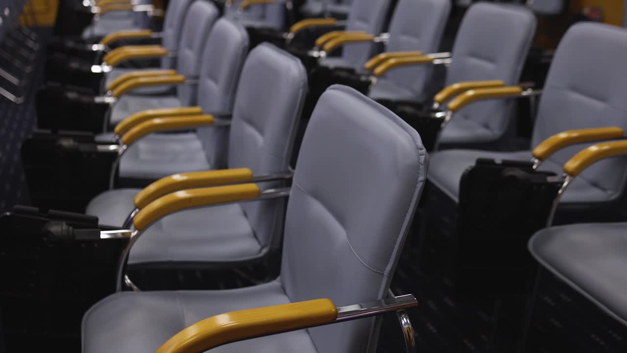空的现代会议厅，大会演讲的场地，一排排的椅子，会议和新闻发布会的礼堂，有很多座位但没有人的演示室内部