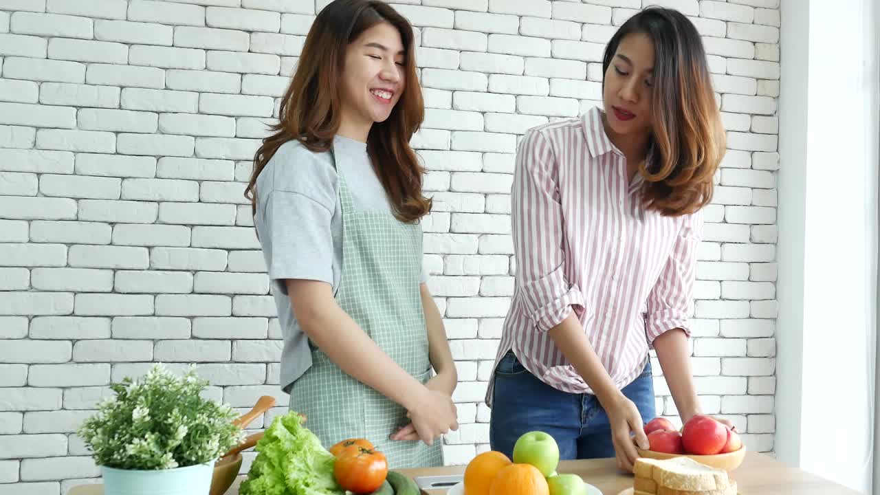 两位亚洲网红视频博主一起回顾健康的生活方式。两个年轻女性朋友的博主vlog快乐的生活方式迎接直播。视频博客两名女子谈论社交媒体打招呼广播