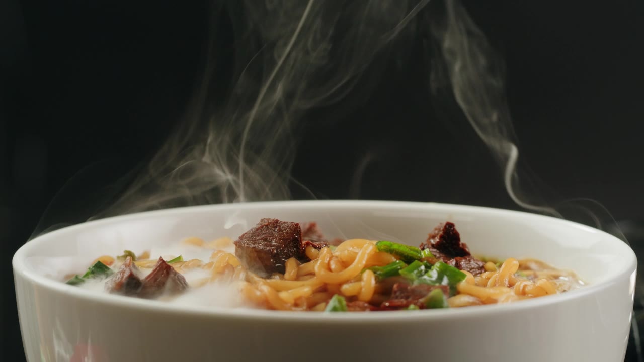 詳情圖-亞洲快餐面條配豆肉，香菜特寫。在沸水中加入香料煮方便面。方便面，或方便面，是一種由預(yù)先煮熟和干燥的面條組成的食品，其中含有調(diào)味粉和