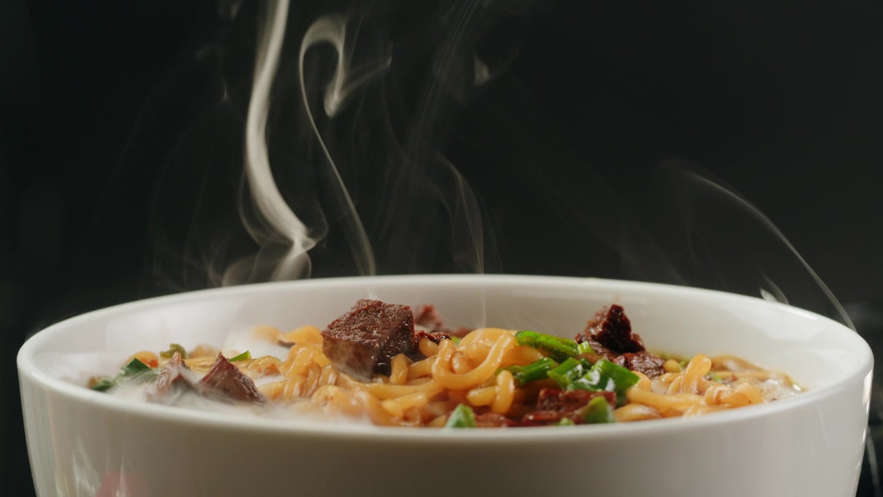 詳情圖-亞洲快餐面條配豆肉，香菜特寫。在沸水中加入香料煮方便面。方便面，或方便面，是一種由預(yù)先煮熟和干燥的面條組成的食品，其中含有調(diào)味粉和