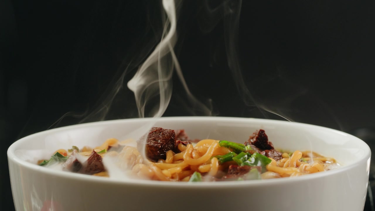 詳情圖-亞洲快餐面條配豆肉，香菜特寫。在沸水中加入香料煮方便面。方便面，或方便面，是一種由預(yù)先煮熟和干燥的面條組成的食品，其中含有調(diào)味粉和