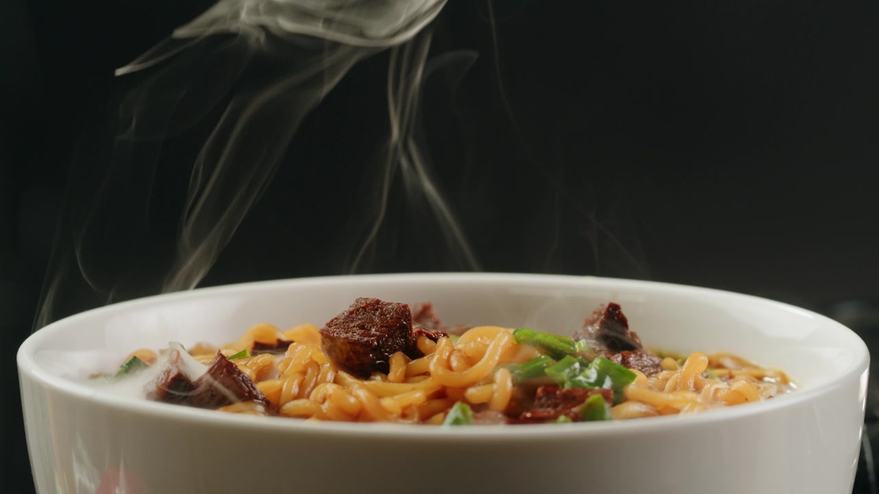 詳情圖-亞洲快餐面條配豆肉，香菜特寫。在沸水中加入香料煮方便面。方便面，或方便面，是一種由預(yù)先煮熟和干燥的面條組成的食品，其中含有調(diào)味粉和