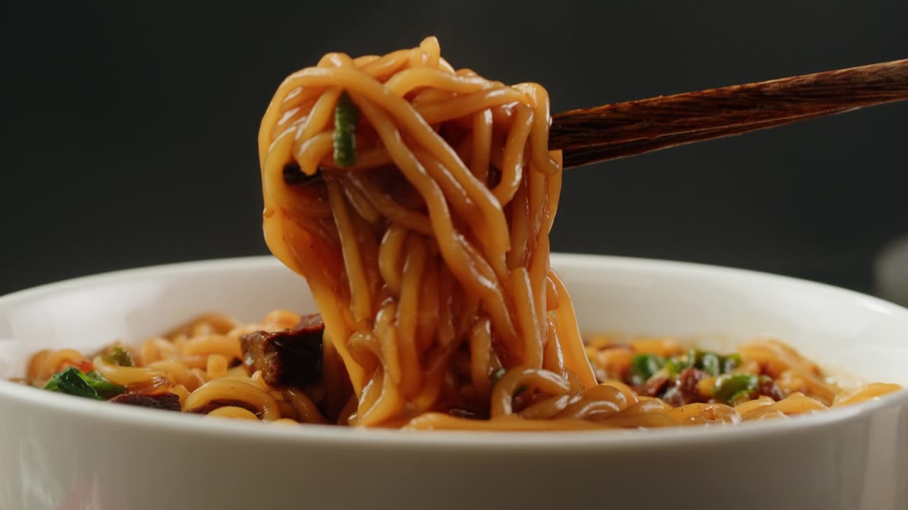 詳情圖-亞洲快餐面條配豆肉，香菜特寫。在沸水中加入香料煮方便面。方便面，或方便面，是一種由預先煮熟和干燥的面條組成的食品，其中含有調味粉和