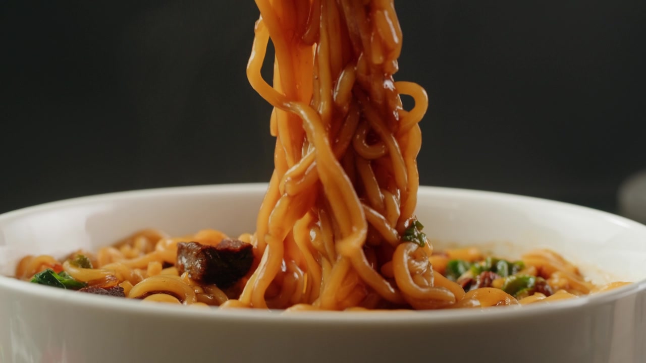 詳情圖-亞洲快餐面條配豆肉，香菜特寫。在沸水中加入香料煮方便面。方便面，或方便面，是一種由預先煮熟和干燥的面條組成的食品，其中含有調味粉和