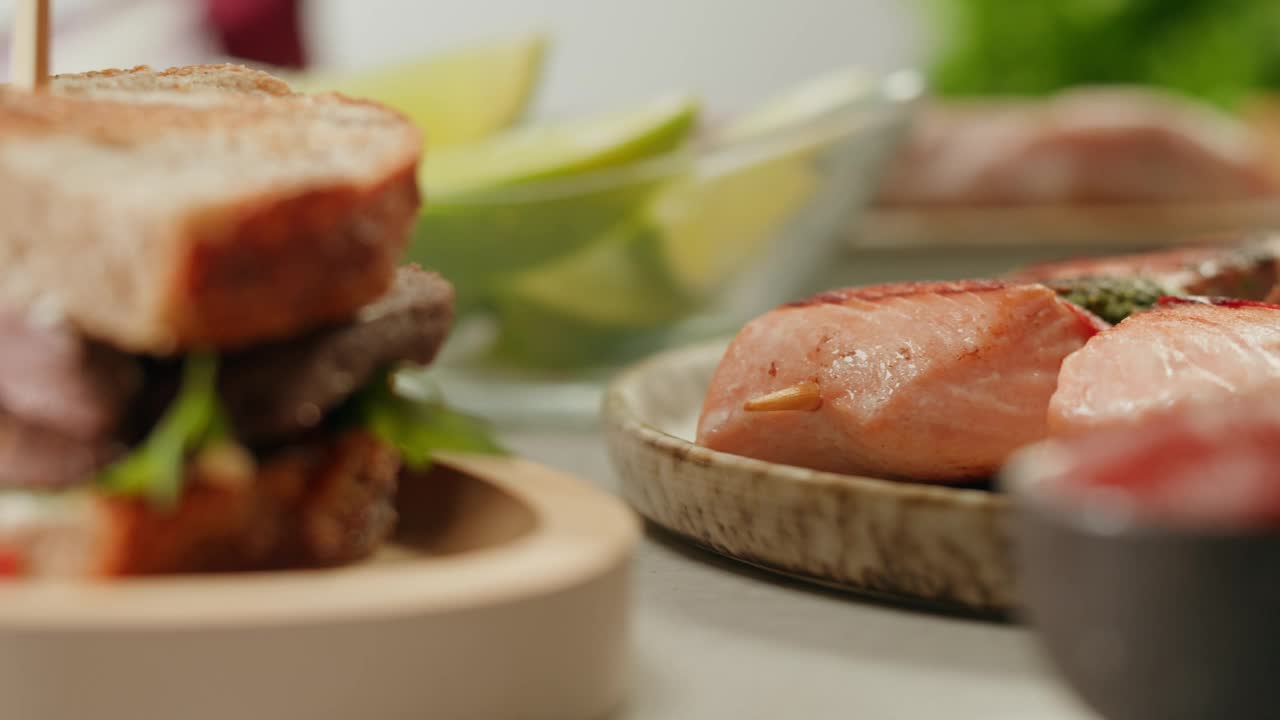 鱼鲑鱼烤小吃串从真空塑料袋准备真空烹调或烧烤，超市准备吃的食物。特写，微距，工作室拍摄。