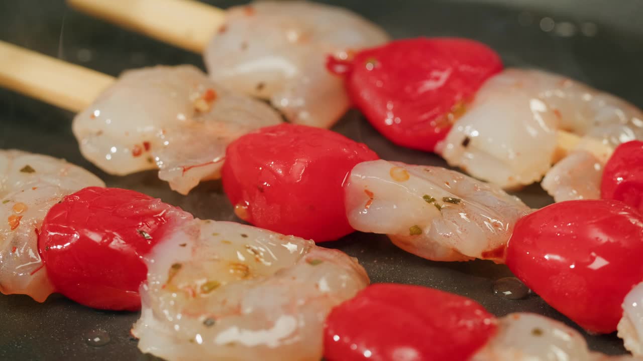 平底锅用大蒜迷迭香西红柿和香料烤对虾，厨师烹饪亚洲传统泰式美食，炒菜餐厅。工作室拍摄近距离微距。