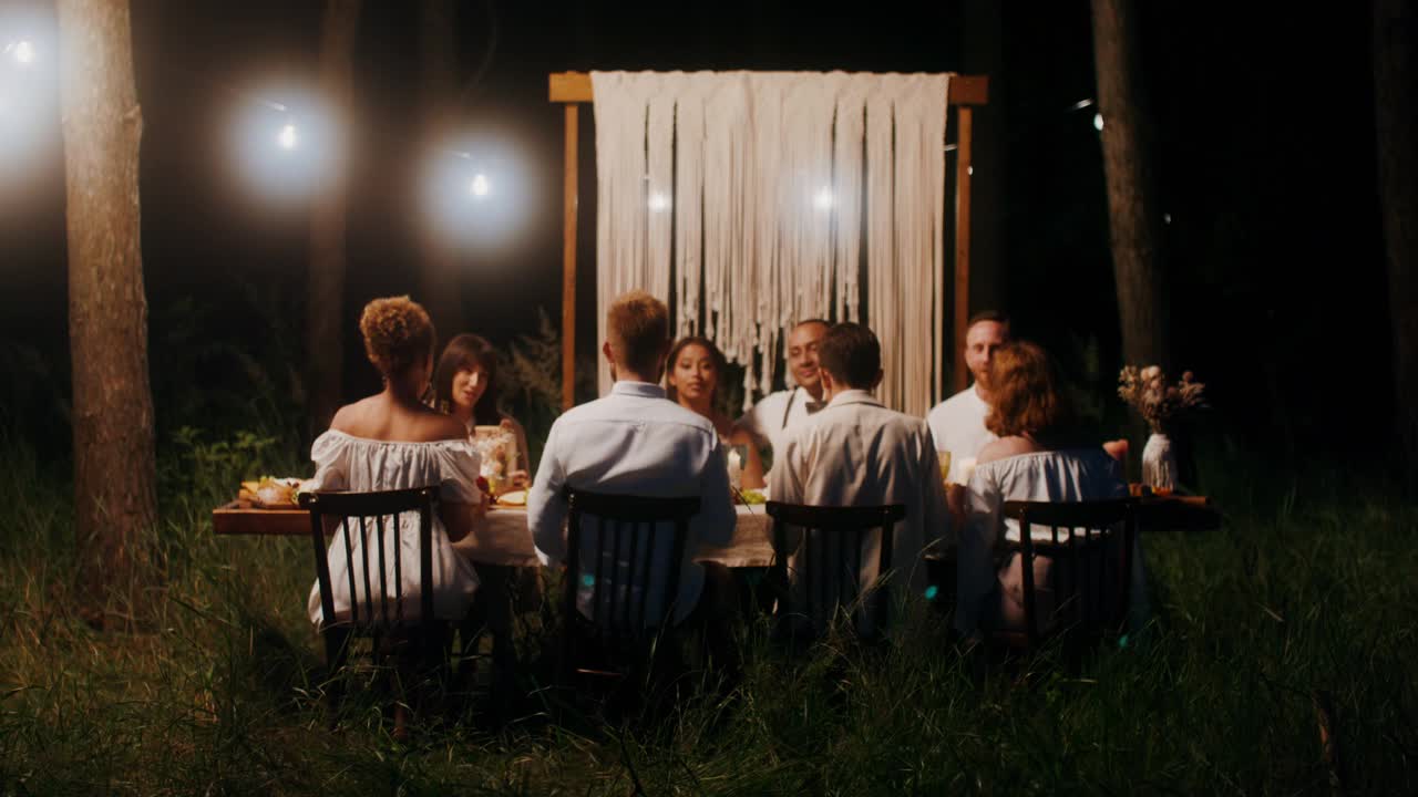 客人们在户外的节日餐桌上用餐