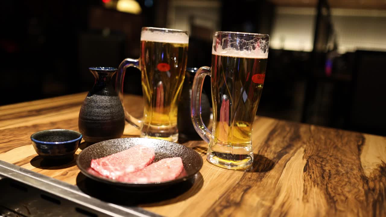 调味牛排和倒啤酒
