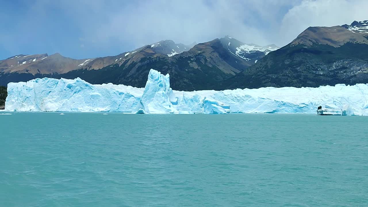 湖中满是从莫雷诺冰川上脱落下来的冰山