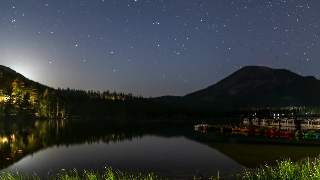 NEOWISE彗星在夜晚经过美国加州猛犸湖的玛丽湖。——间隔拍摄