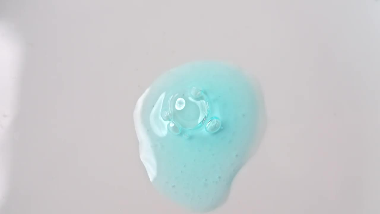 唤起血液的红色血清在白色上形成复杂的细胞图案，象征着实验室对青春恢复的研究。