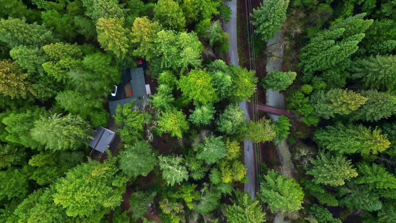 鸟瞰图在加利福尼亚林地的房子和道路，在美国的下雨天