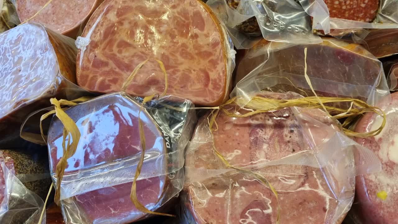 肉类猪肉，牛肉，家禽。超市特写