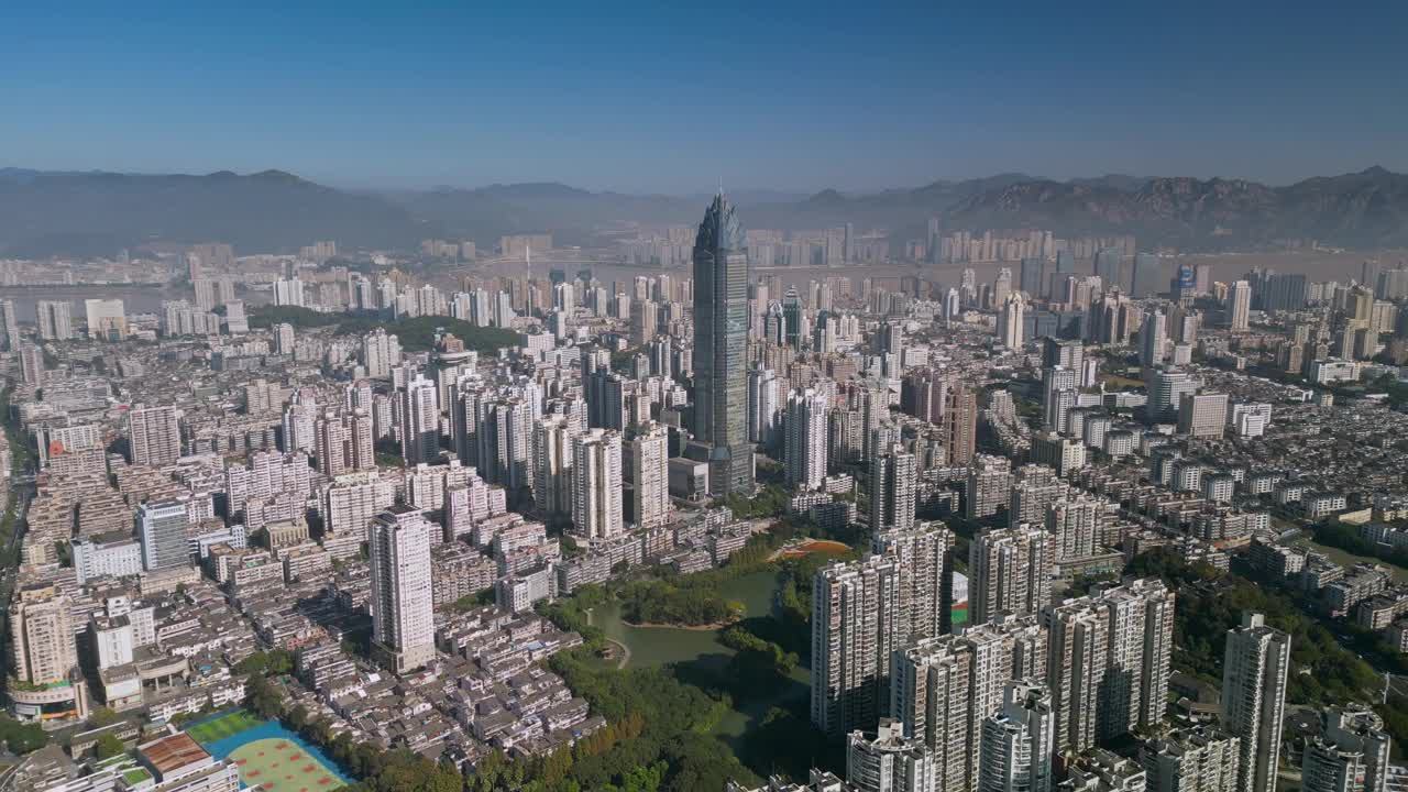 中国浙江省温州市市区的无人机航拍画面。