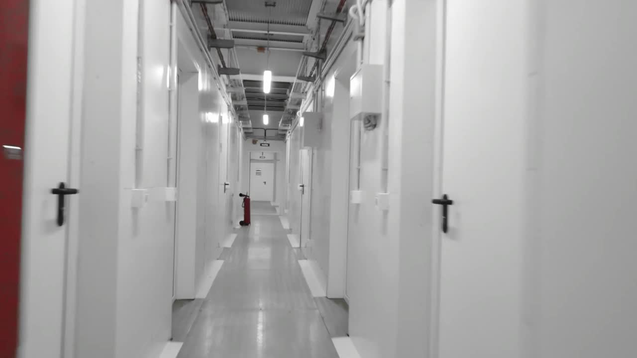 服务器室显示恒定的数据流