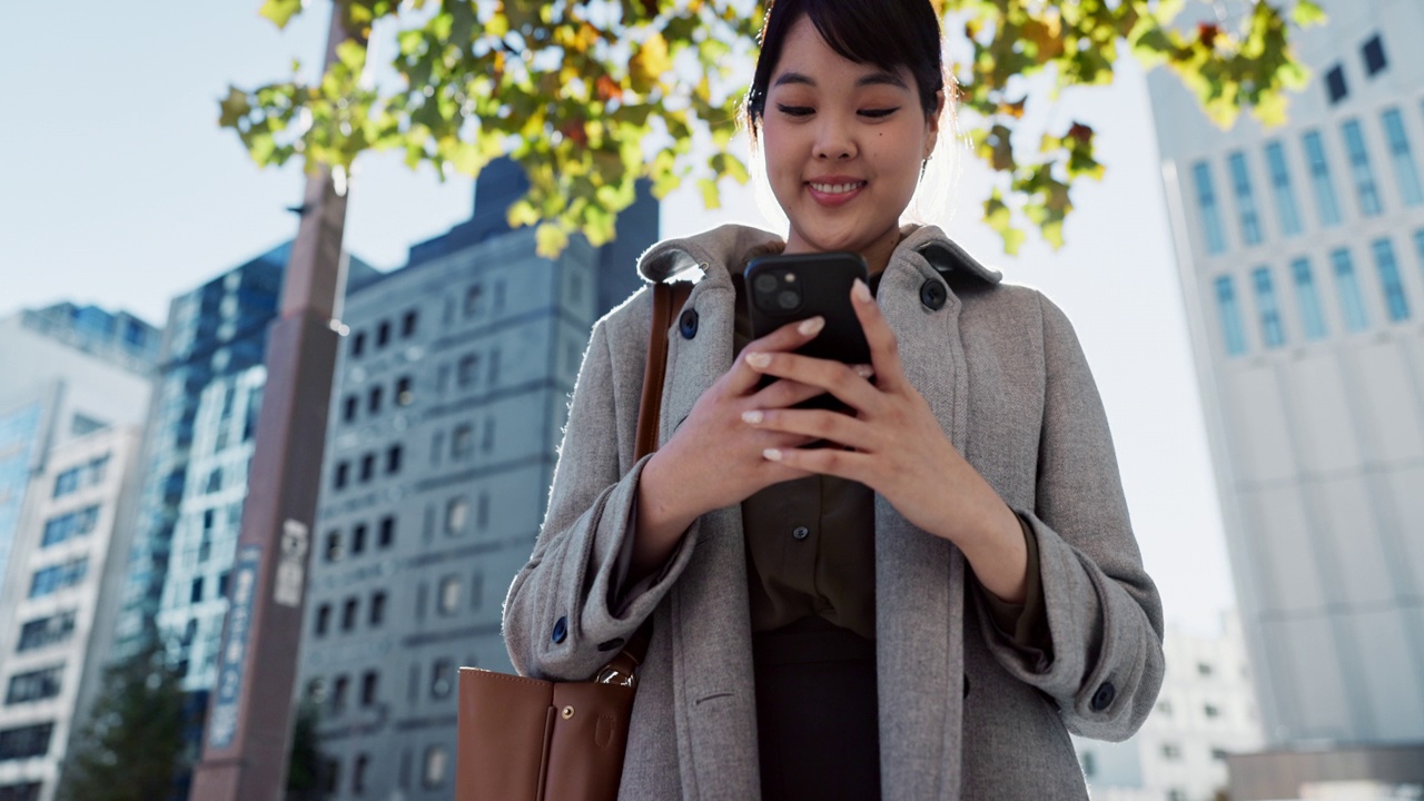 电话，城市和日本商业女性在街头在线社交媒体，网络和网站。在日本，专业人士、企业和员工使用智能手机进行研究、上网和通信