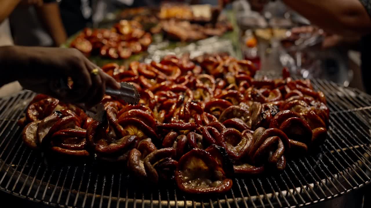 烤架上的烤肠特写。街头食品