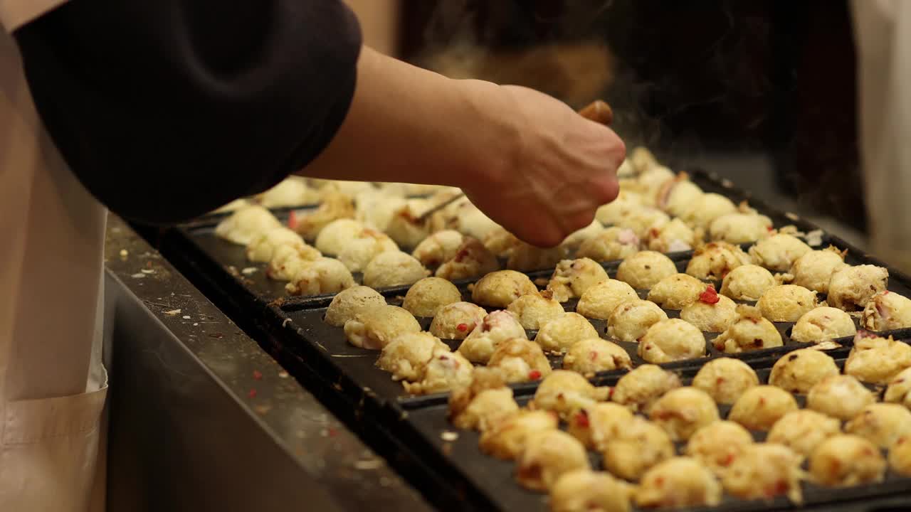 在热烤架上准备章鱼烧