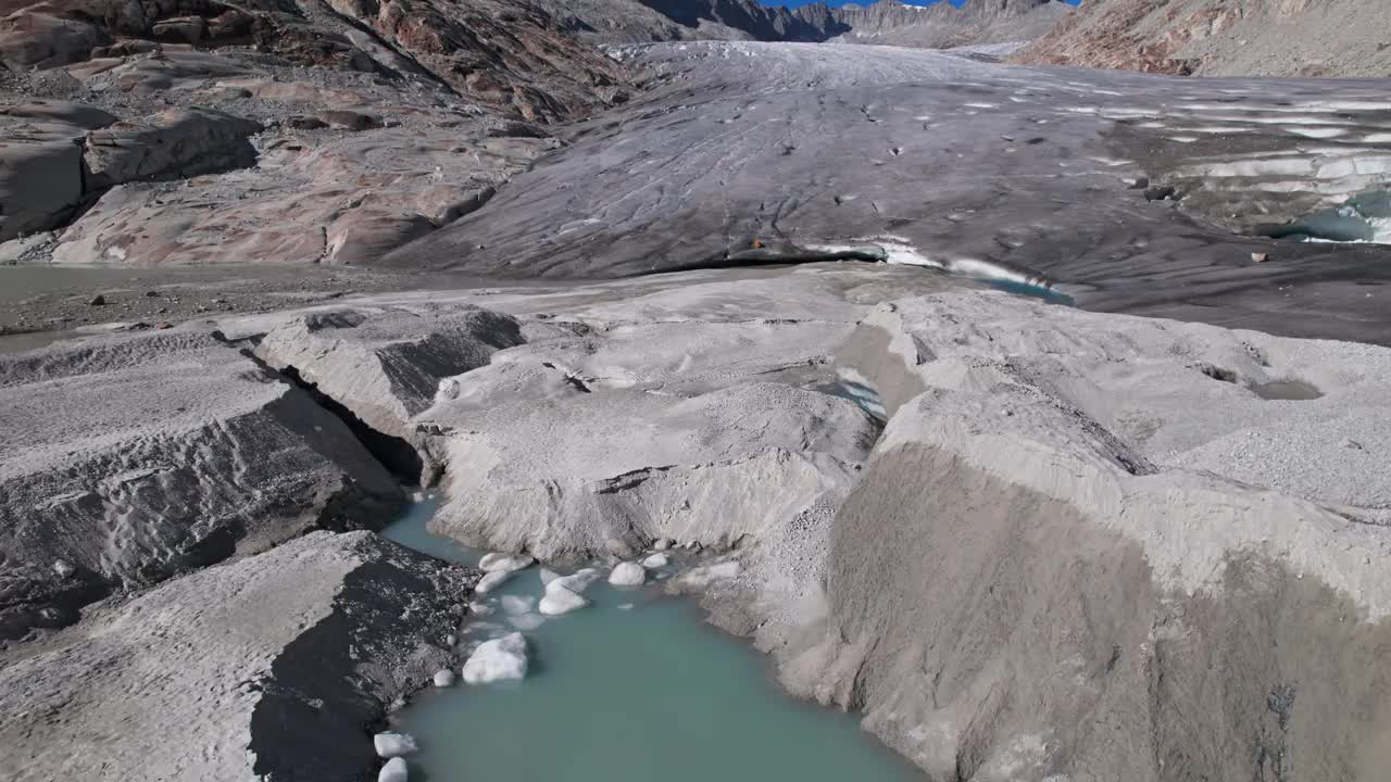 罗纳冰川(Rhonegletscher)和瀑布的鸟瞰图，靠近弗尔卡山口，瓦莱州，瑞士。从30帧每秒加速2倍。