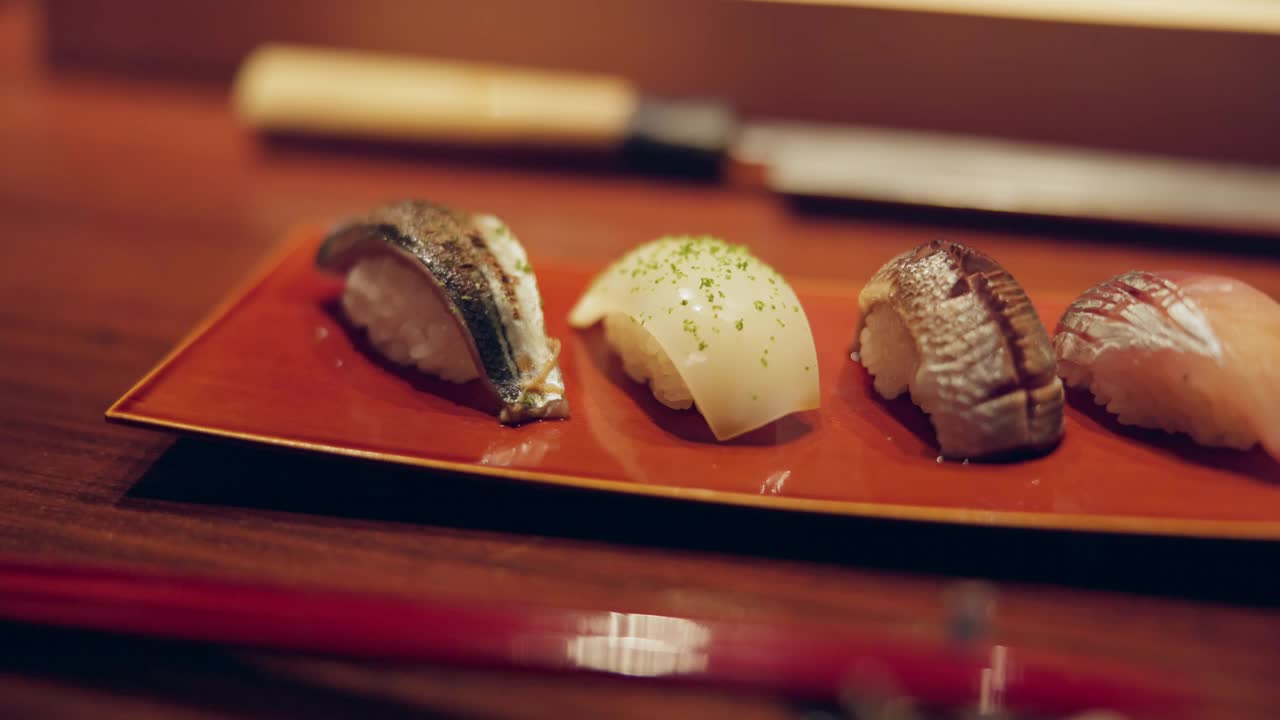 夜景，寿司和食物在餐厅餐桌上烹饪，展示或与鱼粉餐饮。餐盘，菜单或晚餐与酱油，准备和服务的营养，饮食或小吃在东京