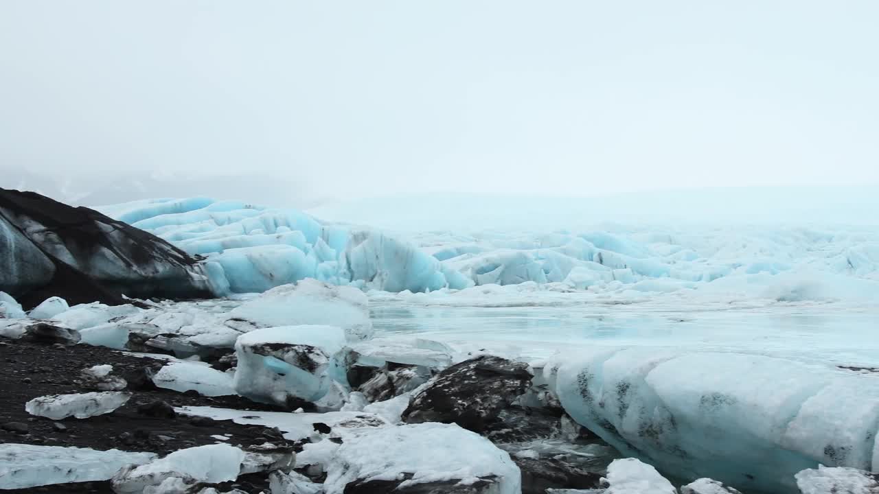 近距离拍摄Fjallsjokull冰川。冰岛奇妙的FjallsÃ´rlÃ³冰川泻湖