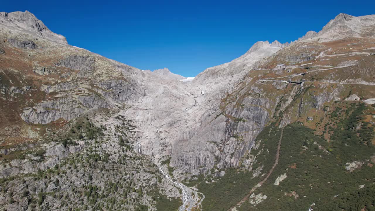 罗纳冰川(Rhonegletscher)和瀑布的鸟瞰图，靠近弗尔卡山口，瓦莱州，瑞士。从30帧每秒加速2倍。