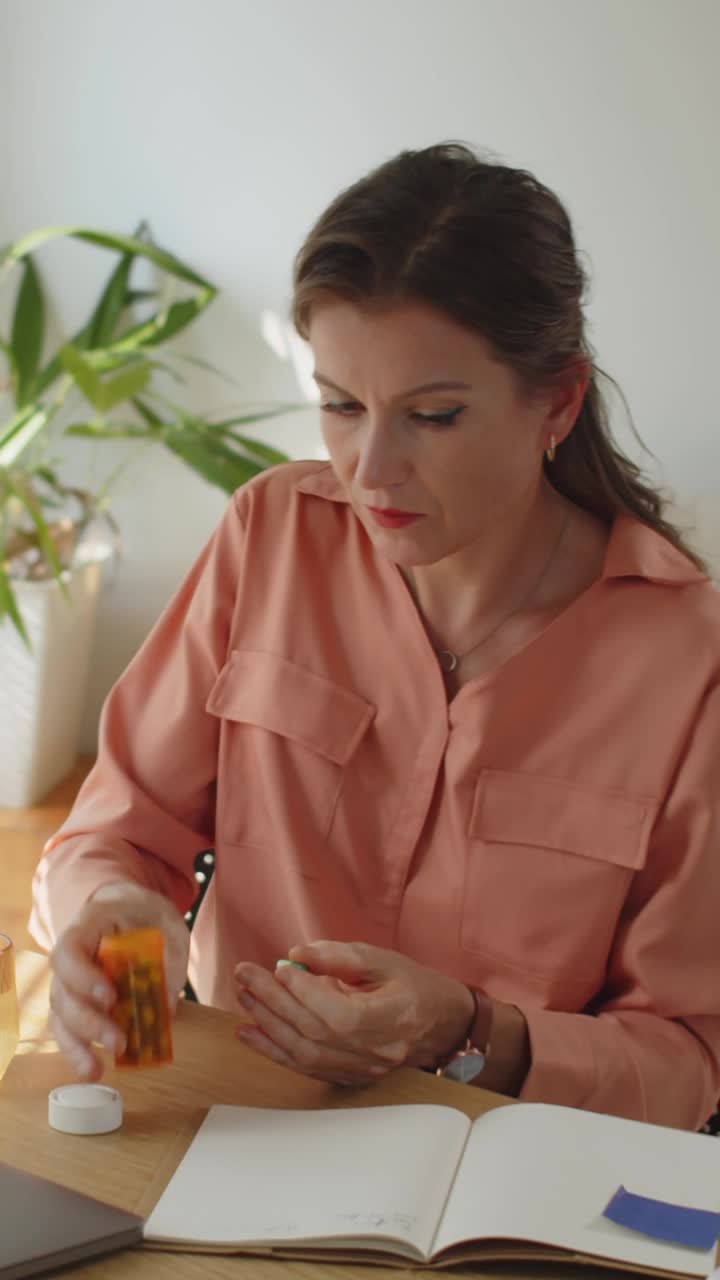 压力大的女性上班时吃药
