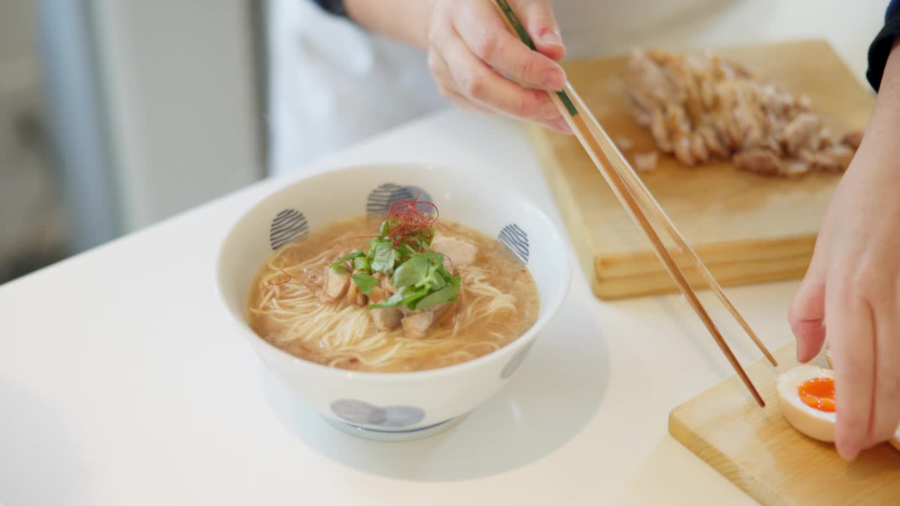 拉面，日本食品和厨房的人的手吃，饭菜准备和烹饪。在家，烹饪和特写鸡蛋和面条的午餐，晚餐和晚餐的健康，饮食和营养