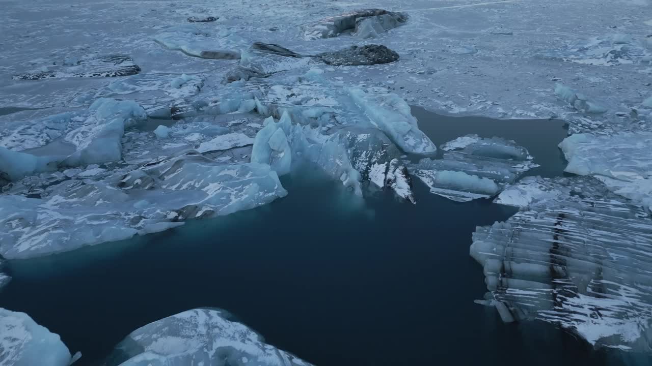 在巨大的冰块上飞行，壮观的冰冻冰川风景