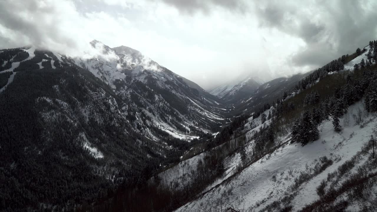 白杨雪堆酪乳冰川风景优美的景观景观高地碗滑雪道金字塔峰栗色的钟首府峰科罗拉多州冬季大雾多云的雪锅慢慢地向左边